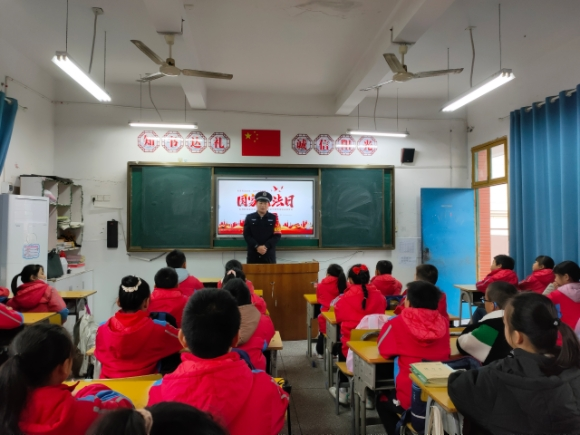 贛州市田心明德小學(xué)開展“學(xué)憲法，知憲法”主題活動